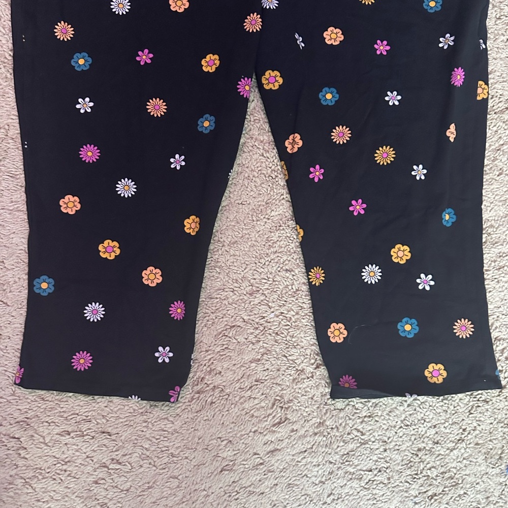 Torrid Black Floral Patterned Capri Leggings Size 5X - Picture 3 of 5